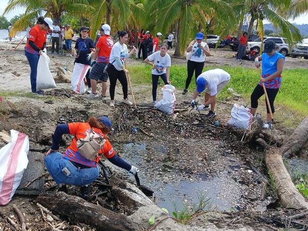 Voluntarios recogieron una tonelada de residuos de la playa.