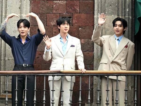 Los integrantes de la banda surcoreana BTS en el balcón de Palacio Nacional, mientras saludaban a sus fans que estaban eufóricos.