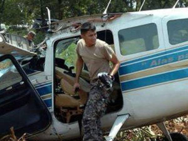 La avioneta yace destruida en la base aérea de La Ceiba, donde ha estado almaceda desde el 2012 que se accidentó.