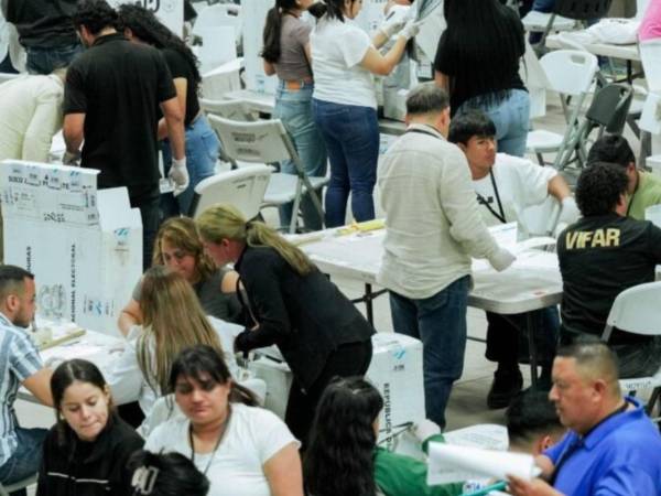 Los escrutadores de los partidos Liberal y Nacional llegaron desde tempranas horas para continuar el proceso, que permanecía estancado por la falta de consenso con representantes de Libertad y Refundación.