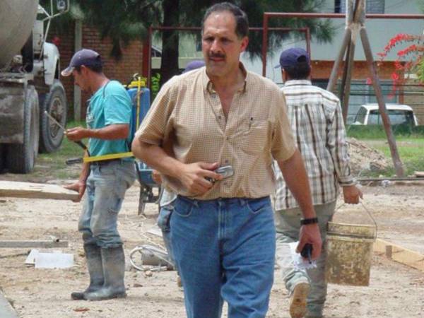 Asfura, en su época de alcalde y regidor, siempre llevó consigo sus teléfonos antiguos como parte de su estilo práctico de trabajo.