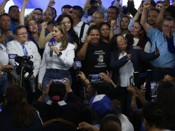 Dirigentes y militantes nacionalistas celebraron en el búnker al conocer la declaratoria del CNE.