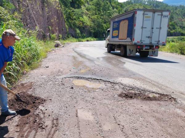 La Ruta Nacional 20 (RN-20) conecta Ceibita con Pito Solo y atraviesa directamente más de 10 municipios de Santa Bárbara. A pesar de ser la arteria principal que une al departamento, su deterioro es extremo.