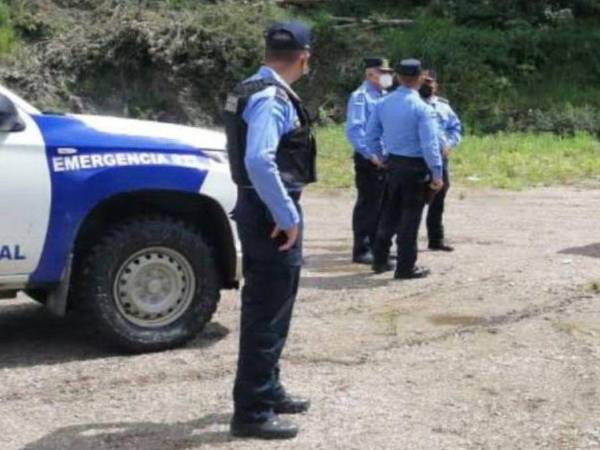 Agentes de la Policía llegaron al lugar donde los asaltantes fueron linchados.