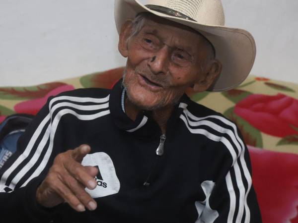 En 113 años, el mundo se transformó por completo. Cuando don José María nació, Honduras aún era un país rural sin carreteras pavimentadas, sin electricidad extendida y con un sistema de salud muy limitado. La mayoría de personas caminaban largas distancias, la radio apenas comenzaba y la idea de un teléfono móvil era ciencia ficción. Don Chemita es un hombre amable, lúcido y agradecido con Dios por la vida.