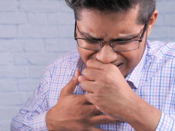 Con la llegada de las lluvias y los frentes fríos, las enfermedades respiratorias y virales se revuelven. Y esta temporada no es la excepción. Una especie de influenza ya ha mandado a muchos sampedranos y hondureños al hospital. Aquí le contamos qué síntomas son los más comunes.