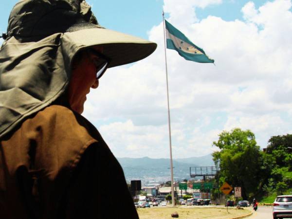 La emoción lo embargó cuando se acercaba a la capital. Tras 10 días de un camino duro y un corazón debilitado por una cirugía del pasado, su cuerpo y espíritu resistieron. Empieza ronda de diálogos con figuras ligadas a la política, aunque su meta principal es acerca a Rixi Moncada, Salvador Nasralla y Nasry Asfura.