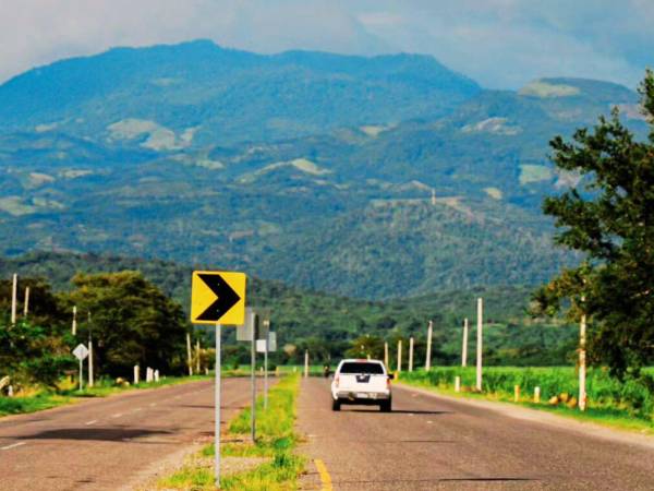Si bien se contruyó el paso a desnivel en el cruce entre la carretera CA-5 y una de las calles principales de Villanueva, grandes obras importantes como el Corredor Turístico (foto) entre El Progreso y Tela, así como el bulevar entre Chamelecón y Naco solo quedaron en promesas.