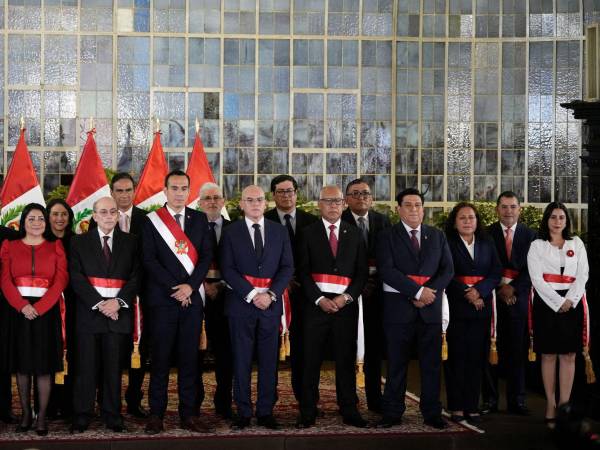 José Jerí, Presidente interino de Perú, con la banda presidencial, es el séptimo Presidente del País desde el 2018.