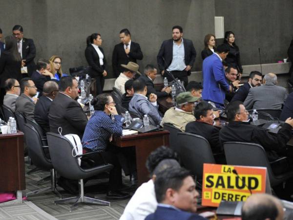 El Congreso Nacional de Honduras está compuesto por 128 diputados. Para aprobar decisiones por mayoría simple se requieren 65 votos, mientras que la mayoría calificada exige 86.
