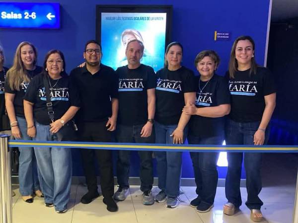 Miembros del Grupo María Reina de la Paz, de la Arquidiócesis de San Pedro Sula fueron los encargados de organizar esta velada especial en Cinepolis de Mall Altara.