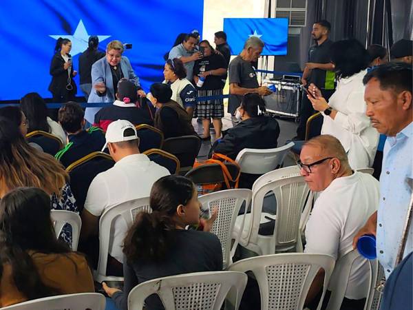 Simpatizantes del candidato a la presidencia Nasry Asfura, esperan en la sede del Partido Nacional este miércoles, en Tegucigalpa.
