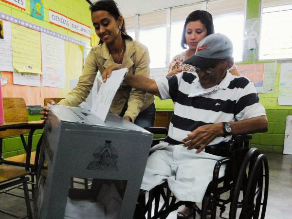 San Pedro Sula, Choloma y otros municipios del norte de Honduras se perfilan como claves en las próximas elecciones. Sus electores, en especial los mayores, acuden desde muy temprano a ejercer su deber cívico.