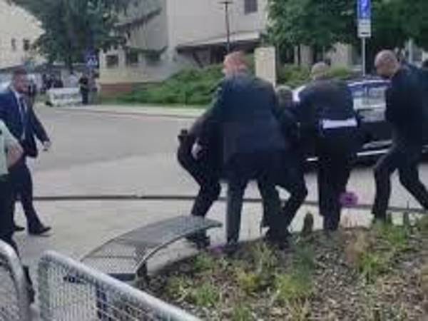 Fico fue herido gravemente tras ser tiroteado mientras saludaba a un grupo de personas tras salir de una reunión.