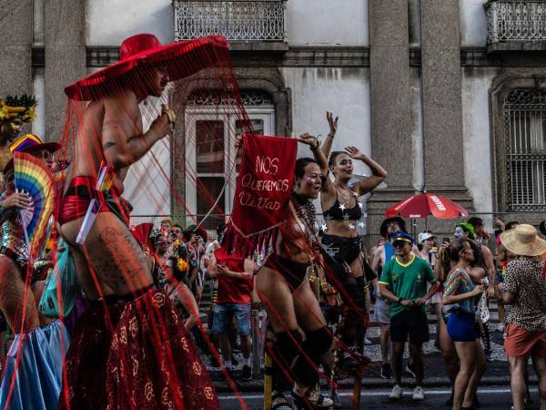 Artistas caminan por una calle durante el Boi Tolo en Río de Janeiro, el 15 de febrero de 2026.