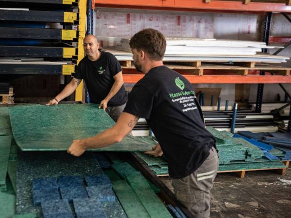 Gravity Wave es una compañía española de tecnología de limpieza que convierte plástico reciclado en muebles.