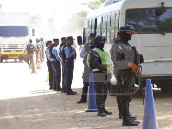 Los policías y militares mantienen cerrados los accesos a los municipios de Yorito, Sulaco y Marale, mientras buscan en las montañas a los cabecillas del Cartel del Diablo.