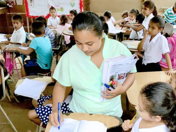 Alumnos de la escuela Miguel Paz Barahona, en la comunidad de Las Flores de Río Frío, en el Merendón, durante una actividad escolar. El centro es atendido bajo la modalidad unidocente por la maestra Duvis Rivas.