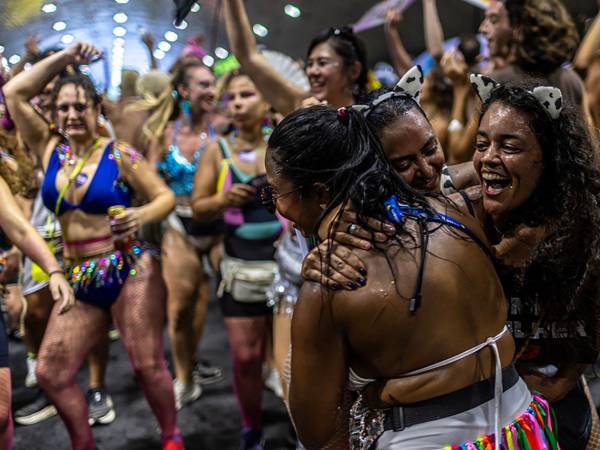 Los asistentes participan en el Boi Tolo en Río de Janeiro, el 15 de febrero de 2026. El Boi Tolo, una de las fiestas callejeras más emblemáticas de la ciudad, se ha convertido en la representación de la celebración popular, vibrante y desenfadada, lejos del glamour de los desfiles oficiales.