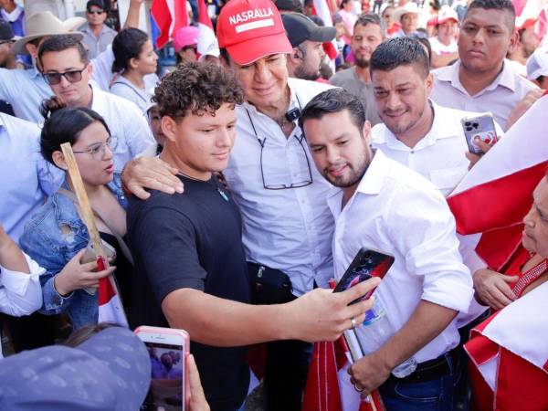 El lenguaje simple, directo y emocional de Salvador Nasralla lo vuelven más accesible y reconocible para una audiencia que lo ha visto durante años como alguien honesto, enérgico y sin vínculos con la corrupción gubernamental.