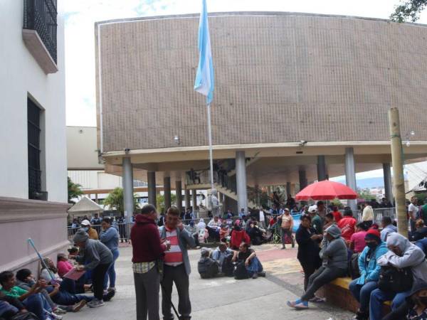 Alrededor de 400 afectados por Koriun llegaron a los bajos del Congreso para exigir su dinero de vuelta.