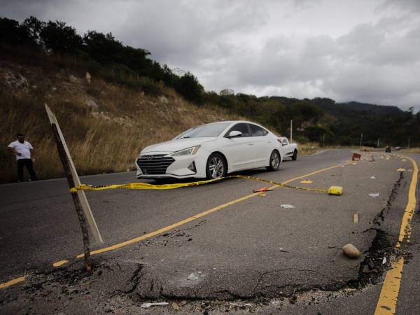 En el kilómetro 80 del Canal Seco, yendo de El Amatillo a Comayagua, se formó una falla, evidencia del deterioro de la importante vía.