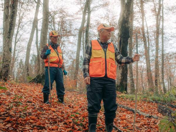 Masaru Ito (izq.) e Hideo Suzuki, cazadores tradicionales conocidos como matagi, recorren los bosques de Akita.