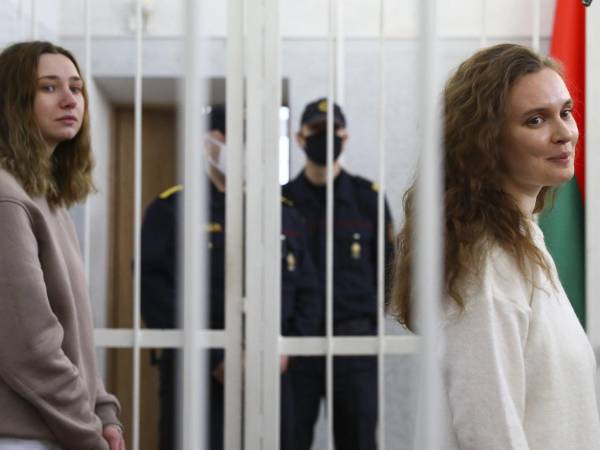 La periodista bielorrusa Katsiaryna Andreyeva (der.) en un tribunal en Minsk en el 2021.