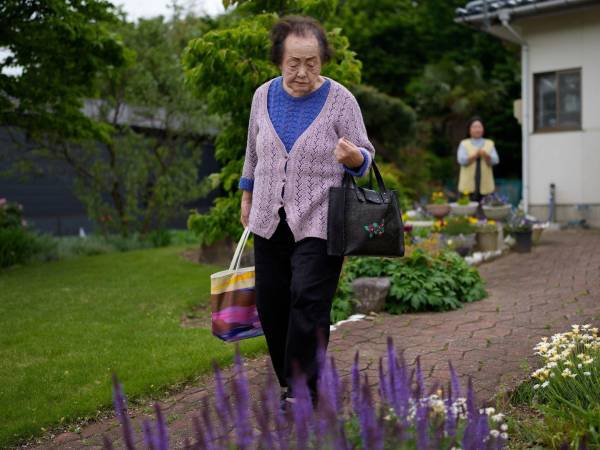 Tomoko Horino, de 102 años y viuda, se mantiene ocupada para combatir la soledad vendiendo artículos de belleza.