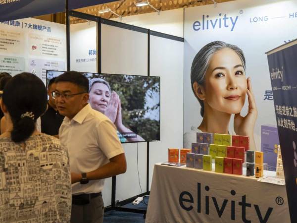 Los participantes de una conferencia sobre longevidad y antienvejecimiento observaron productos en Shanghai.