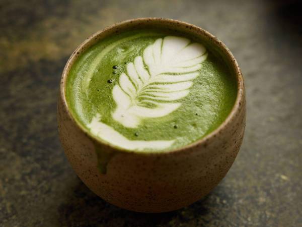 Antes consumido principalmente en las ceremonias del té japonés, el matcha ahora se mezcla en bebidas como el latte.