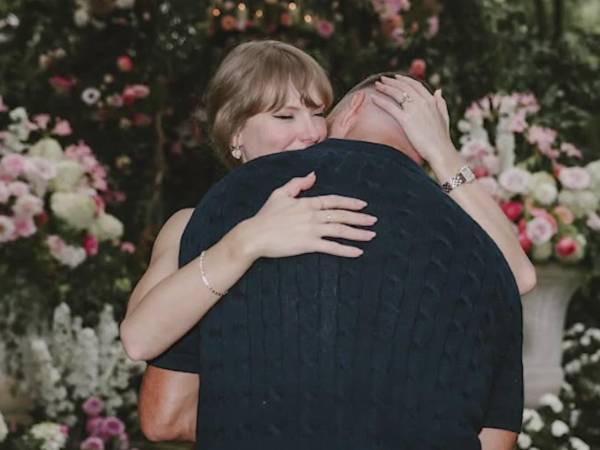 Taylor Swift compartió varias fotos de su compromiso con Travis Kelce.