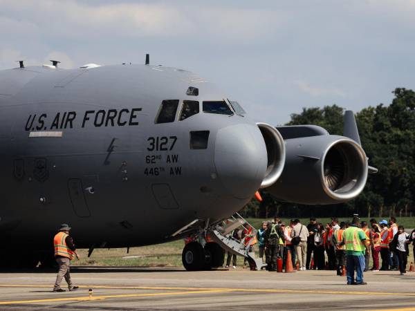 Los hondureños que optan por la autodeportación regresan al país en vuelos comerciales, no en chárter.​​​​​