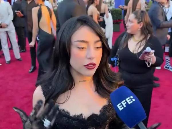 La cantante argentina Nicki Nicole durante su paso por la alfombra roja en los Latin Grammy 2025.