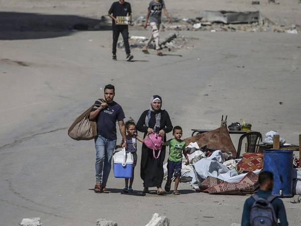 Palestinos desplazados internos huyen hacia otra zona de la ciudad antes de un ataque aéreo israelí en la Ciudad de Gaza, el 6 de septiembre de 2025.