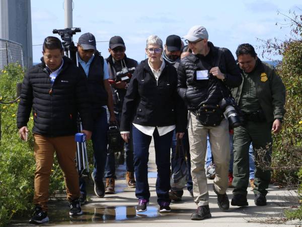 Lynne Walker (centro), directora ejecutiva de la organización periodística sin fines de lucro InquireFirst, junto a periodistas latinoamericanos durante un Programa de Cobertura de Inmigración organizado por InquireFirst en en San Diego, California, en 2024.