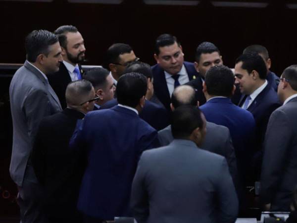 Congresistas de los diferentes partidos políticos afinan acuerdos para definir la junta directiva.