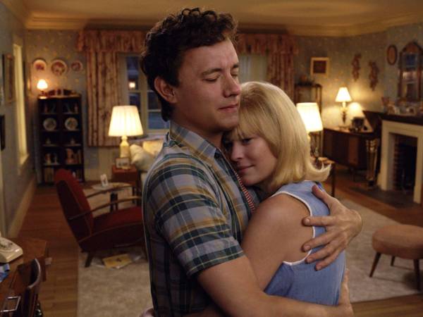 Fotograma cedido por Sony Pictures de una escena de la película 'Here' donde aparecen Tom Hanks como Richard y Robin Wright como Margaret, en un aspecto rejuvenecido gracias a la tecnología de inteligencia artificial.