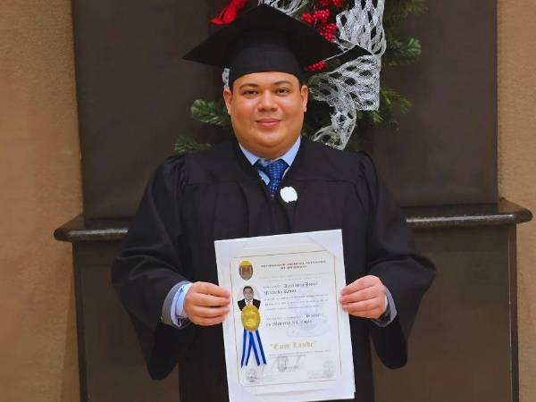 Alejandro Machado egresó de la Unah Cortés con honores al obtener una distinción añadida de Cum Laude por su sobresaliente desempeño. Su recorrido por esta noble carrera comenzó allá por 2015 cuando aplicó al examen de admisión para estudiar medicina.