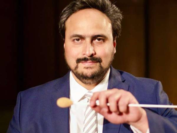 Mario Alejandro Torres dio sus primeros pasos profesionales en la escuela Victoriano López de San Pedro Sula. Después, saltó a los Estados Unidos.