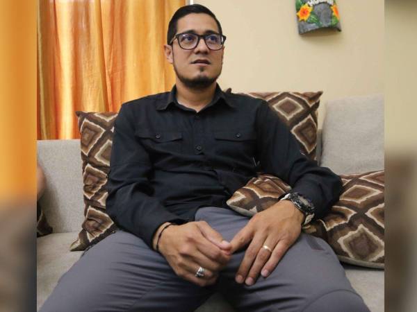 El tratamiento que urge Roger es para evitar un cáncer de colon y una colostomía, es decir, que le quiten el colon y le coloquen la famosa bolsa, por donde se drenan las heces.