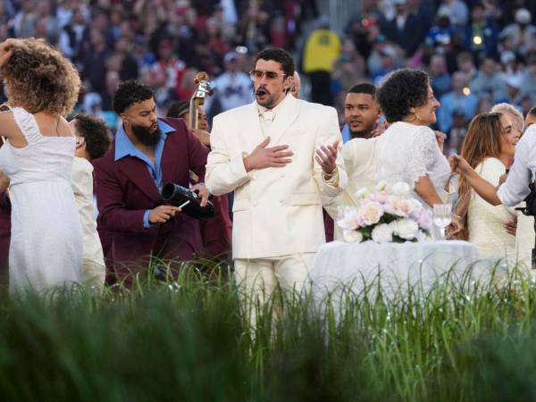 Bad Bunny encabeza un elenco de músicos y bailarines para el primer concierto de medio tiempo del Super Bowl, interpretado casi íntegramente en español, en Santa Clara, California, el 8 de febrero de 2026.