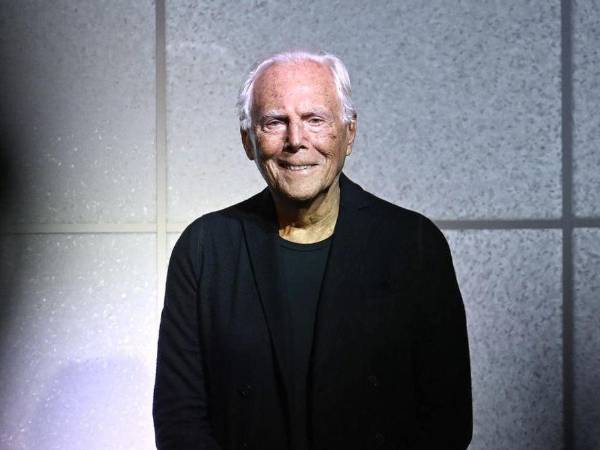 El diseñador de moda italiano Giorgio Armani saluda al público al finalizar su colección femenina Otoño-Invierno 2024-25, presentada en la Semana de la Moda de Milán, el 25 de febrero de 2024.