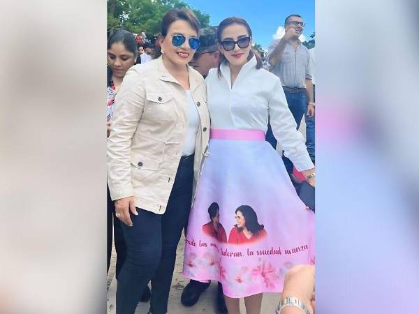 La gobernadora de <b>Cortés</b>, <b>Alexa Solórzano</b>, se robó las miradas al usar una falda adornada con las imágenes de la presidenta <b>Xiomara Castro</b> y la ministra de Defensa <b>Rixi Moncada</b>.