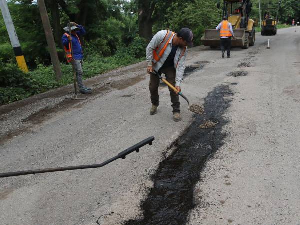 La empresa Prodecon ganó la licitación para el mantenimiento de 12.5 kilómetros en la carretera de San Jerónimo a La Libertad. En la imagen se observa el bacheo que realizaban los trabajadores en la obra.