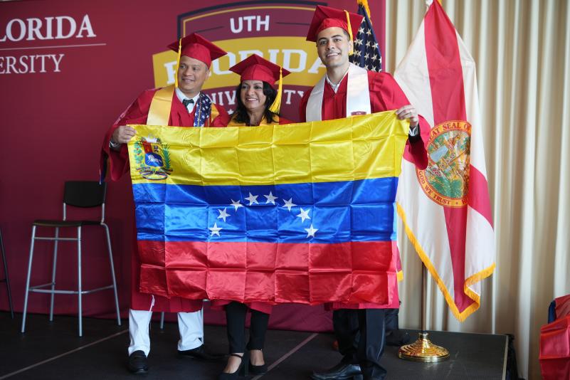 Estudiantes venezolanos también fueron parte de los graduados. Así como originarios de Guinea Ecuatorial, Colombia, Perú, República Dominicana, Guatemala, entre otros.