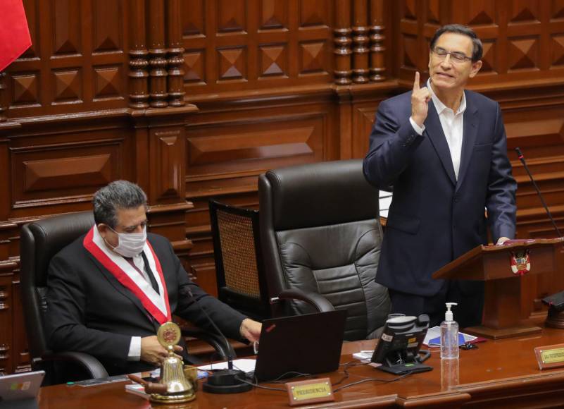 En noviembre de ese año, el hemiciclo peruano sometió a Vizcarra a un nuevo juicio político que acabó con su destitución, tras ser acusado de corrupción cuando fue gobernador de la sureña región de Moquegua (2011-2014).