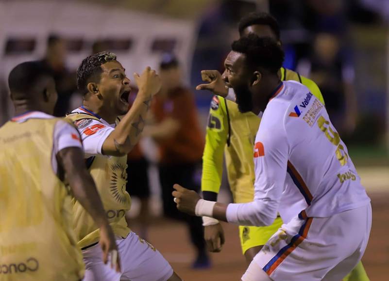La euforia de Jorge Benguché con Germán Mejía celebrando el tremendo golazo.