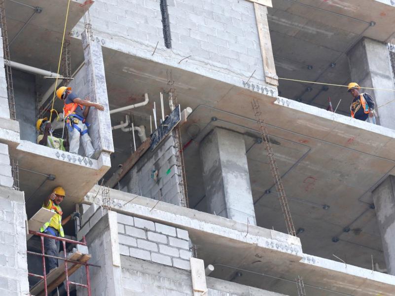 Bajo sol o la lluvia: el “motor laboral” de Honduras hace el trabajo pesado
