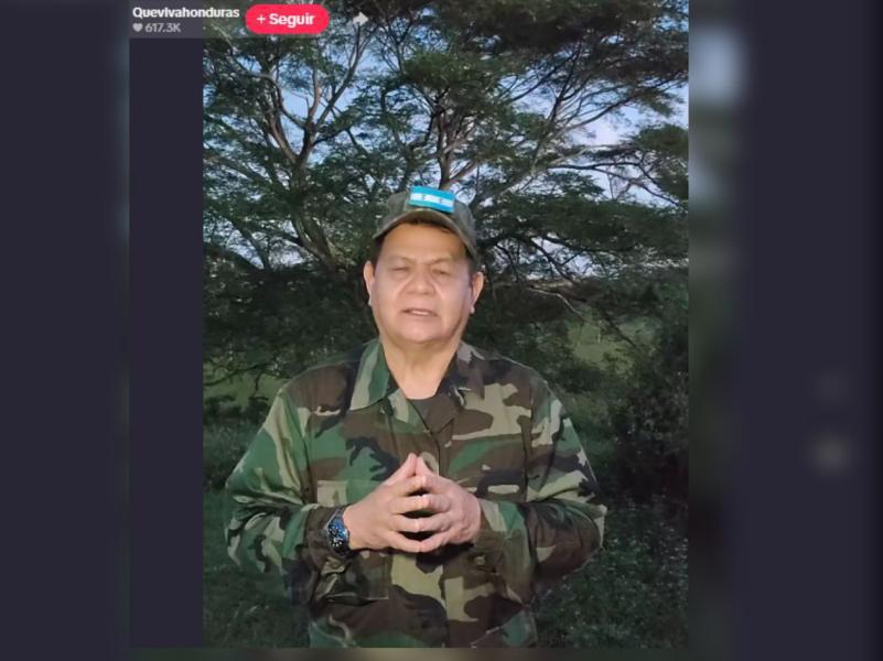 El general Romeo Vásquez Velásquez sale de su escondite